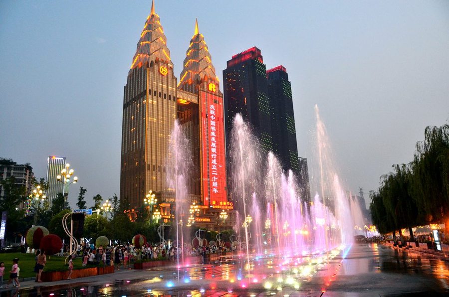 到重庆的外滩看最美夜景,逛老街,泡海棠晓月圣地特色溶洞温泉