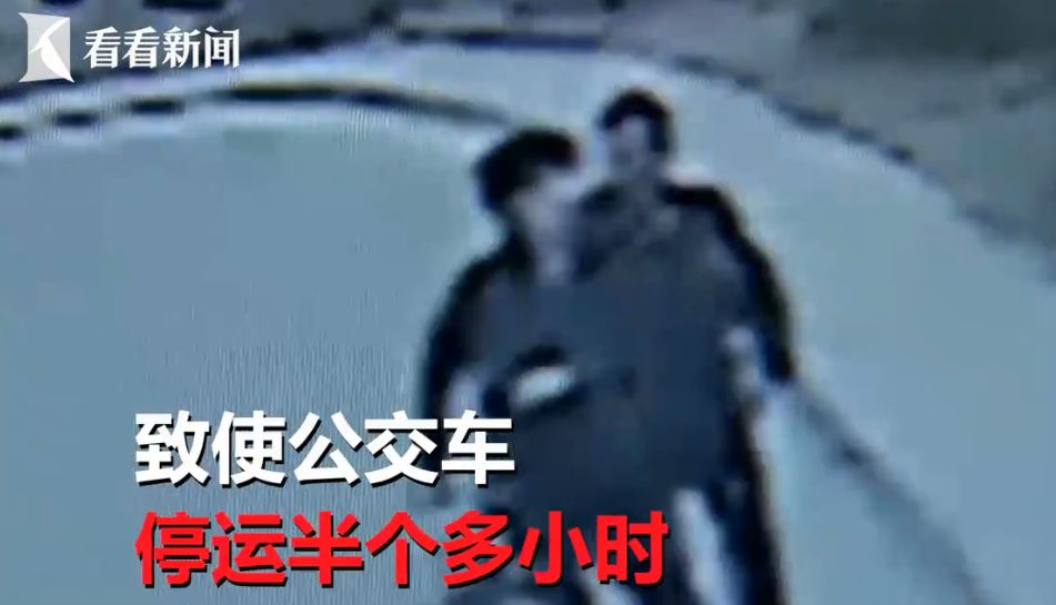 太嚣张!女子公交车上吸烟,还用丝巾狠勒司机脖