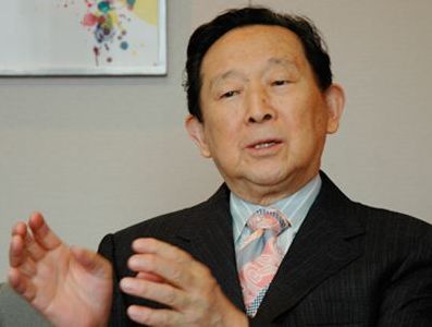 无印良品创始人堤清二 堤清二出生在一个富裕家庭,其父是做土地开发