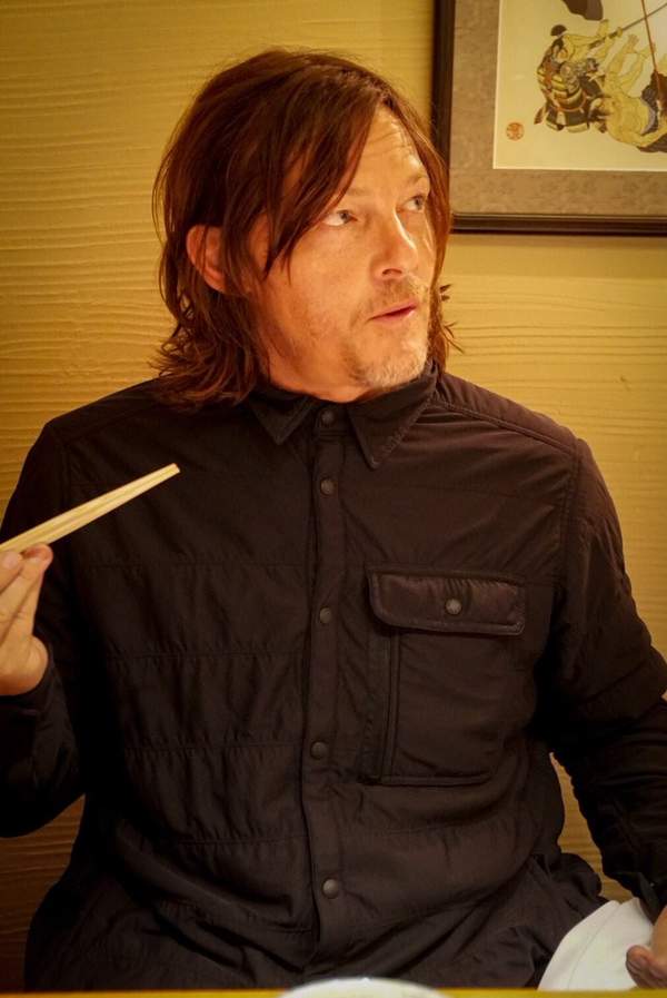 小岛秀夫幽会弩哥吃火锅照 网友感叹"秀恩爱"甜掉牙