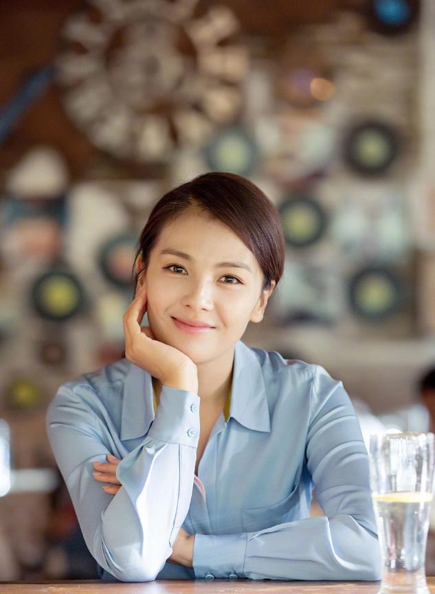 刘涛穿万花筒连衣裙,简约马尾发造型明艳动人,又美又攻气