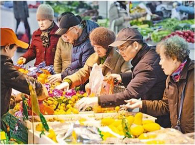 市民在南京一家农贸市场购买水果。苏 阳摄（影像中国）