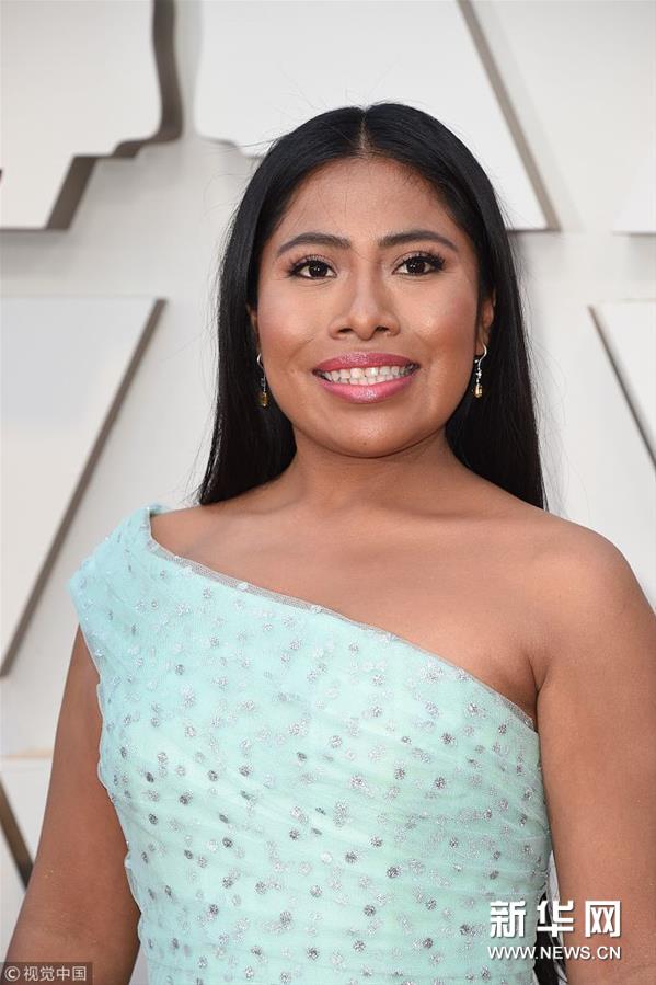 红毯罗马女主角雅利扎阿巴里西奥首次入围影后斜肩礼服朴素大方