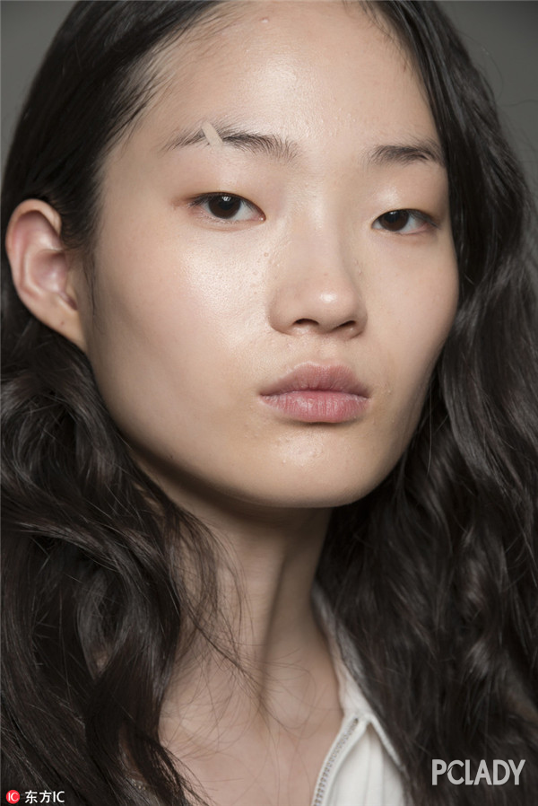 无暇的底妆上,眼妆和唇妆皆回归本色,不加修饰修饰,将亮点放在断眉上