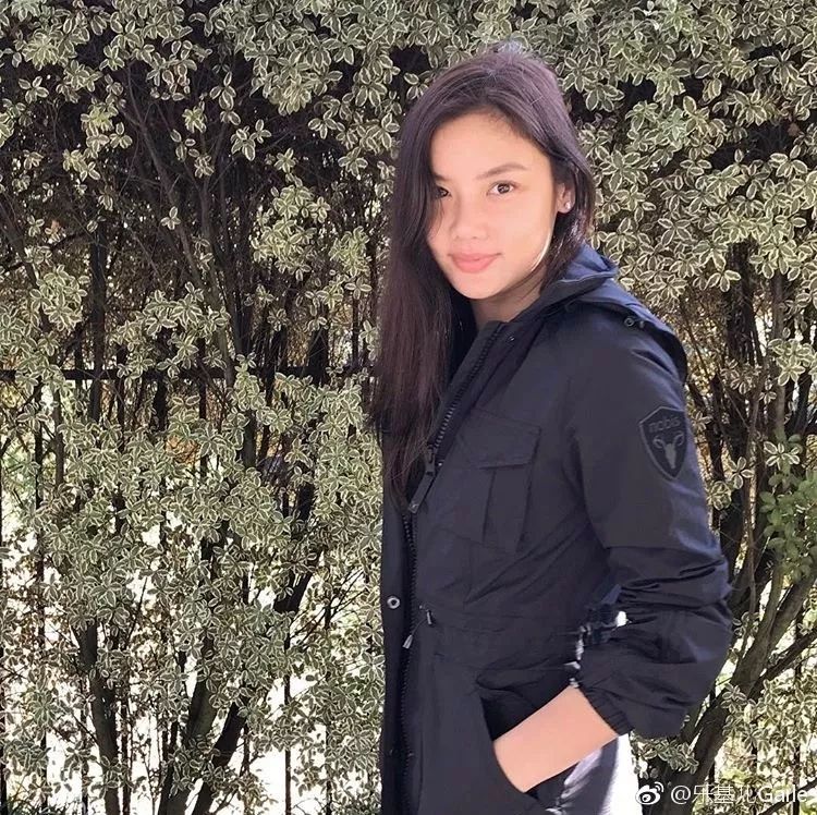 女方叫wing chan,朋友叫她阿wing,大概32岁,因为和乐基儿有着一样的小