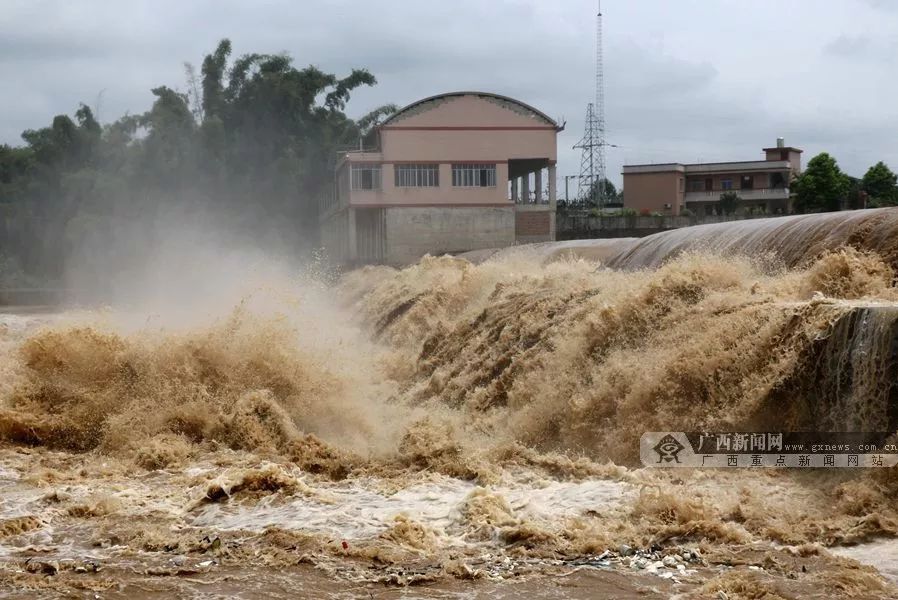 8月7日,河池市罗城仫佬族自治县遭大暴雨袭击,造成山洪暴发,河水猛涨.