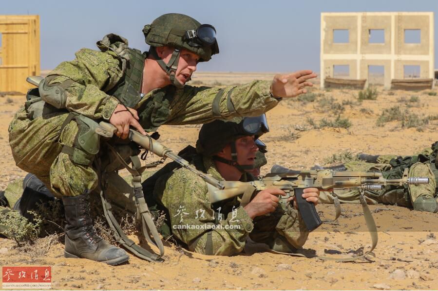 参演的俄军士兵,手持的是ak-74m突击步枪.