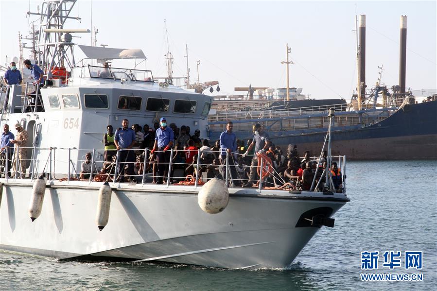 利比亚海军在西部海域救起301名非法移民