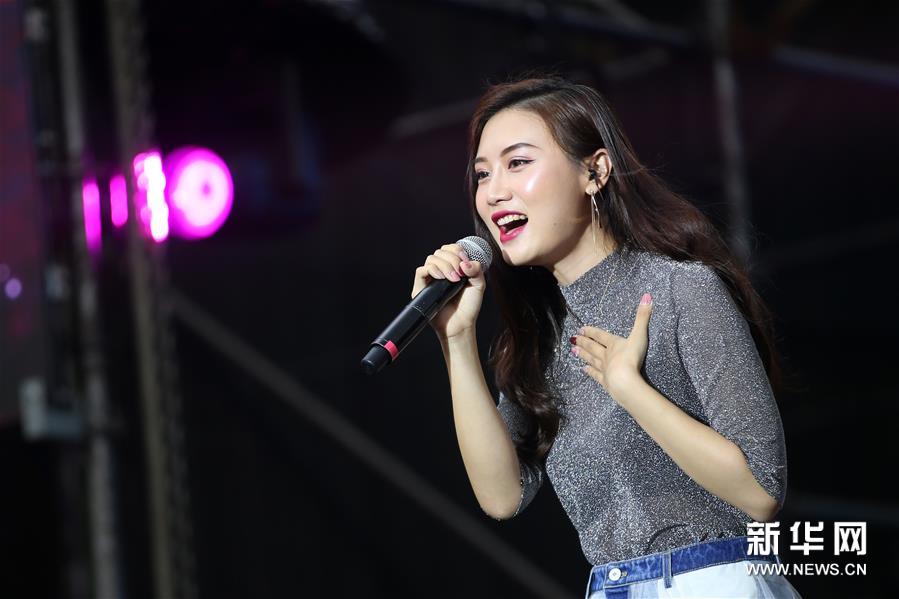 9月15日,歌手曾惜在芙蓉谷国际音乐节上表演.