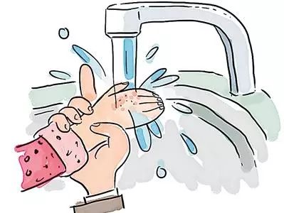 杭州男子用电蚊拍打蚊子,突然一团火球扑面而来