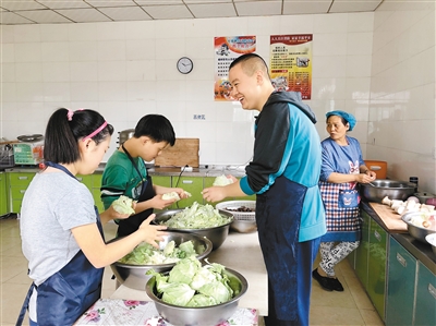 最近婶婶弯腰择菜久了感到胸口发紧,用威立芯(硝酸甘油舌下片)能否缓解?