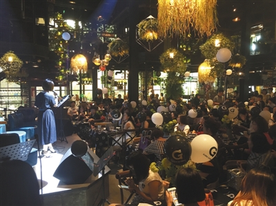 5月26日,在北京通州区一家音乐餐厅里,一位环球捕手的服务商在发表演讲。