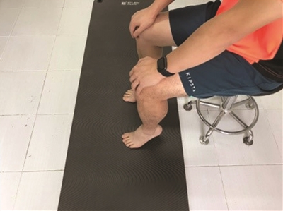 扁平足是生活中常见的一种足部畸形,又称平板脚,平足或者扁平外翻足等