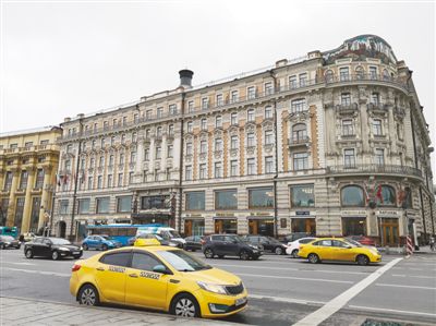 莫斯科市中心附近的莫霍瓦亚大街上行驶着Yandex出租车。