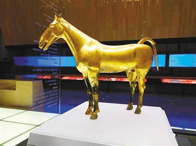 西汉鎏金铜马亮相陕历博国宝展厅