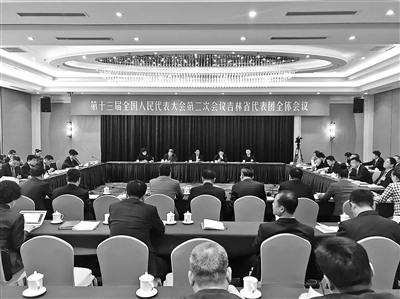 　　10日上午，十三届全国人大二次会议吉林省代表团全体会议审议外商投资法草案，全国人大代表、吉林省长景俊海发表讲话。