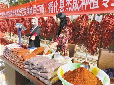 丰收的循化县农产品线辣椒和已经成型的品牌产品.本报记者 罗珺 摄