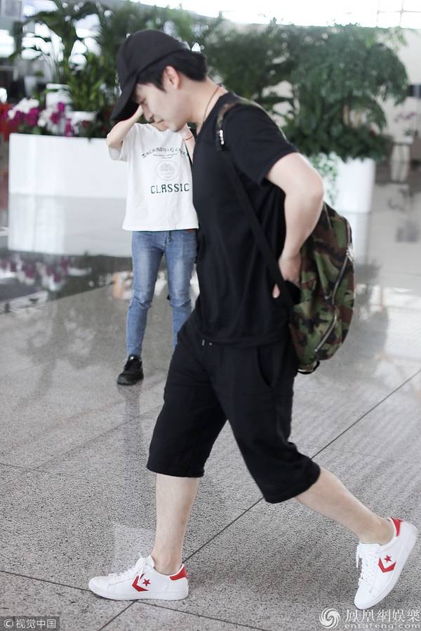 董子健坚持带伤录制节目 伤情加重脚踝肿成馒头