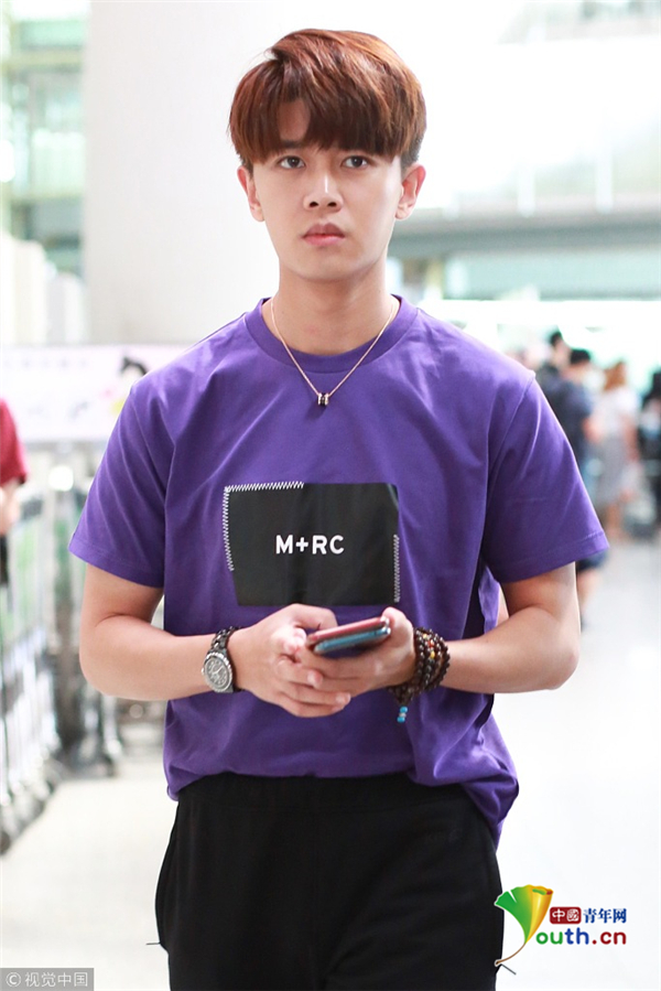 任嘉伦心形刘海超具青春气息 挥手甜笑可爱十足