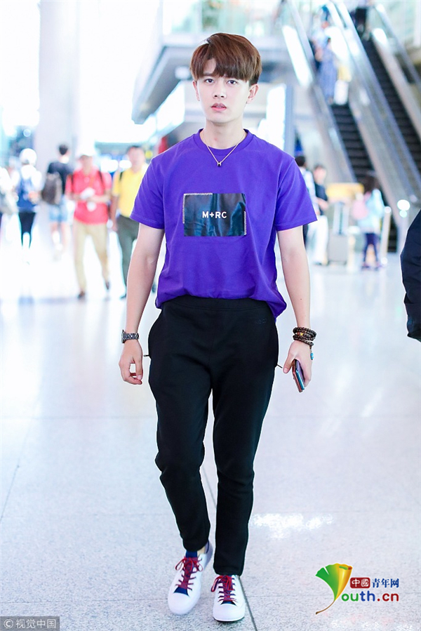 任嘉伦心形刘海超具青春气息 挥手甜笑可爱十足