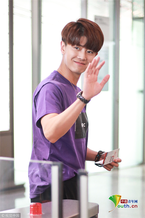 任嘉伦心形刘海超具青春气息 挥手甜笑可爱十足