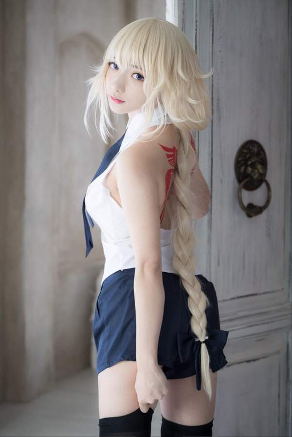 岛国萌妹cos《fate》泳装贞德 大胸肌傲人,一脸风情