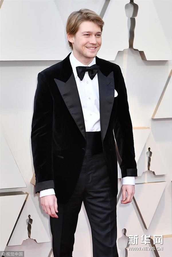 红毯乔阿尔文西装革履帅气亮相