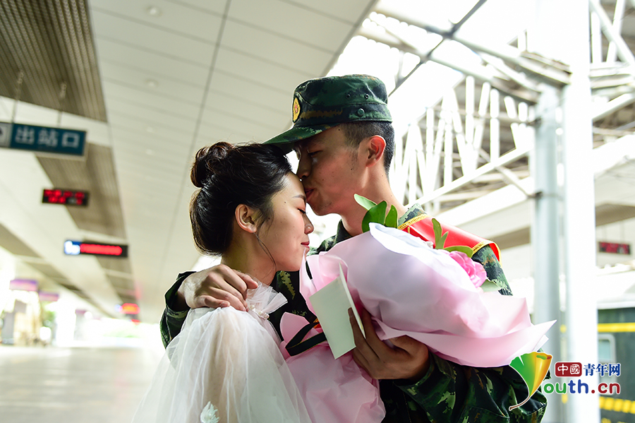 刘巧玉与妻子曹洲雯在重庆火车北站的站台上深情相吻.通讯员供图