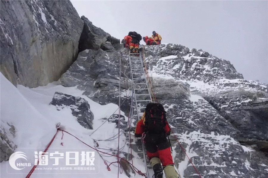 中国梯是中国登山队于1975年攀登珠穆朗玛峰时在 "第二台阶"的岩壁上