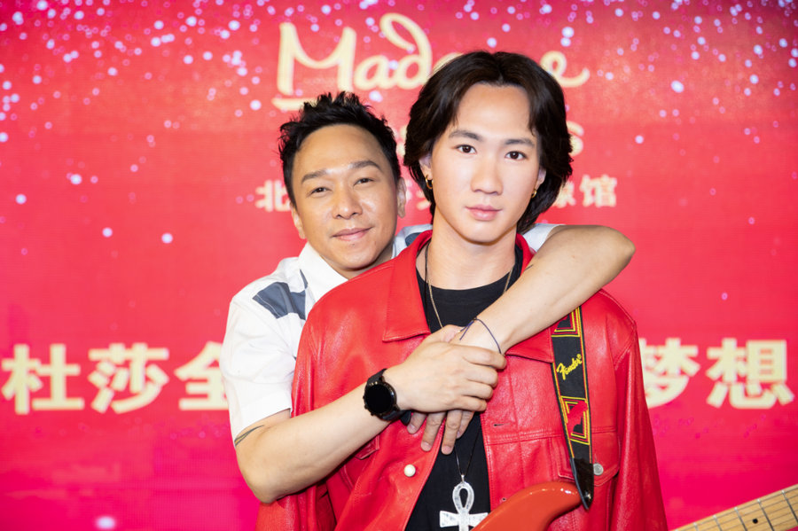 黄家驹蜡像北京揭幕 黄家强动容追忆哥哥