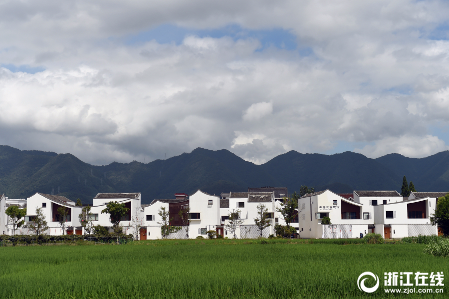 富阳:蓝天白云下的东梓关村民居群很是惊艳