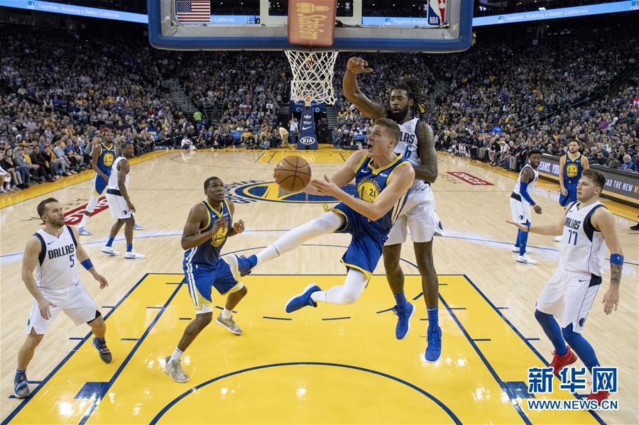 NBA常规赛:勇士胜独行侠