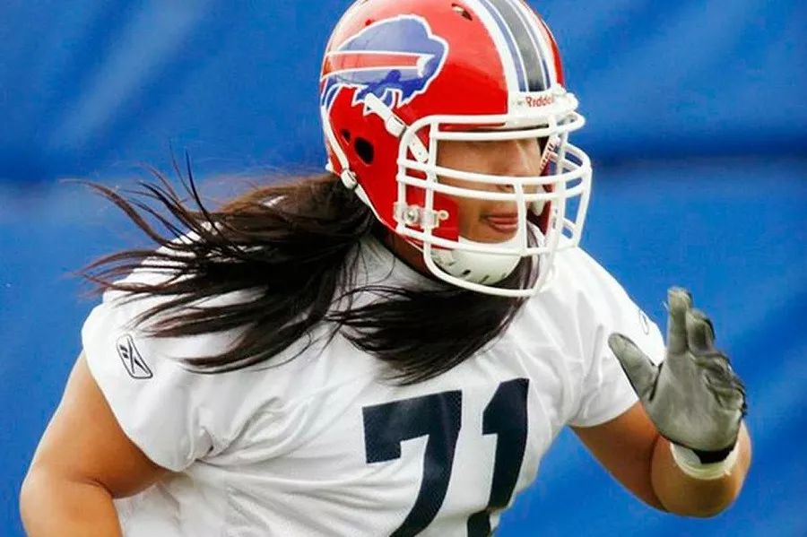 NFL华裔第一人当青训营班长 巨石达阵践行以