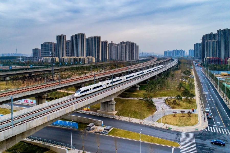 郑渝高铁郑襄段通车运营
