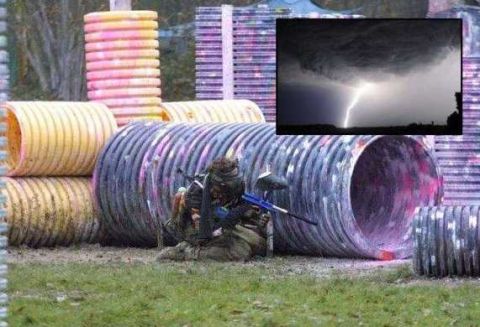 法国近期天气反常,一男子在森林玩漆弹时遭雷劈中身亡!