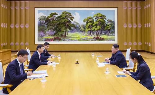  4月14日，朝鮮勞動黨委員長、國務委員會委員長金正恩在勞動黨中央委員會總部會見中共中央對外聯絡部部長、中國藝術團團長宋濤。 （新華社）