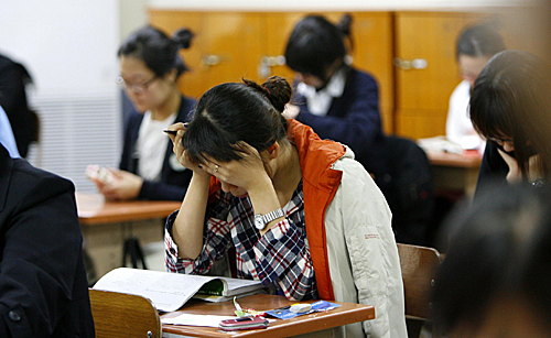 韩国首尔培花女子高中考场内的学生在考前做最后的复习。新华社发(纽西斯通讯社)