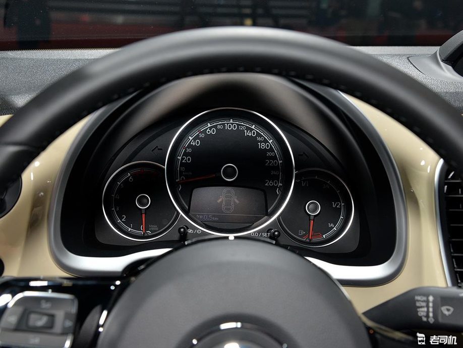 经典的三圆仪表盘,读数清晰.