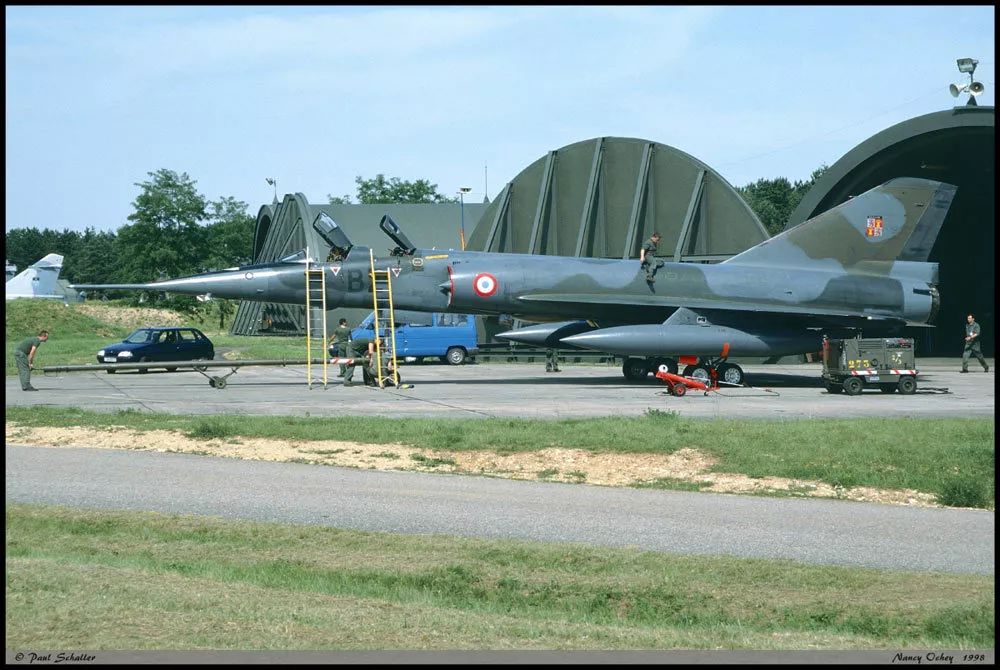 法国空军幻影iv 世界最小的战略轰炸机 达索等比放大的应急产物