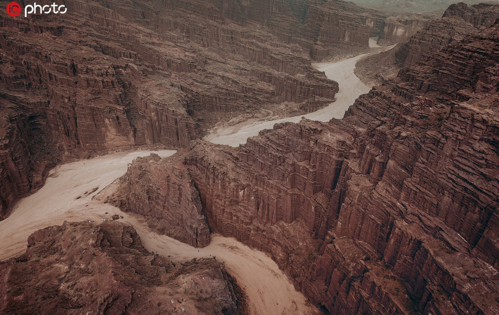 温宿托木尔大峡谷:百米沟壑纵横 黄沙漫天大气磅礴