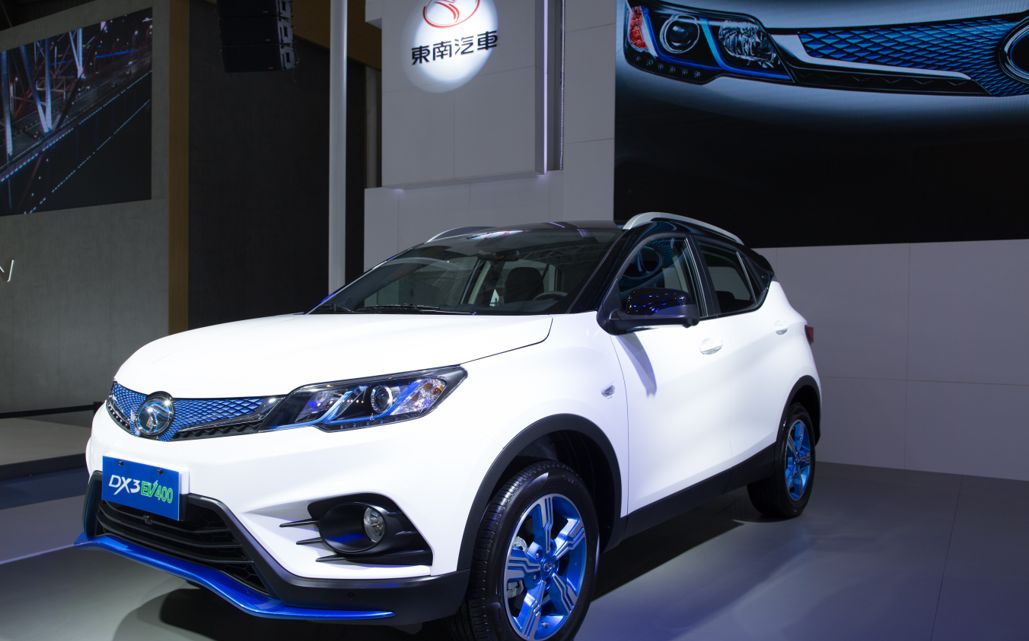 并于此次成都车展上带来了dx3 ev 400,全面展示了东南汽车在新能源