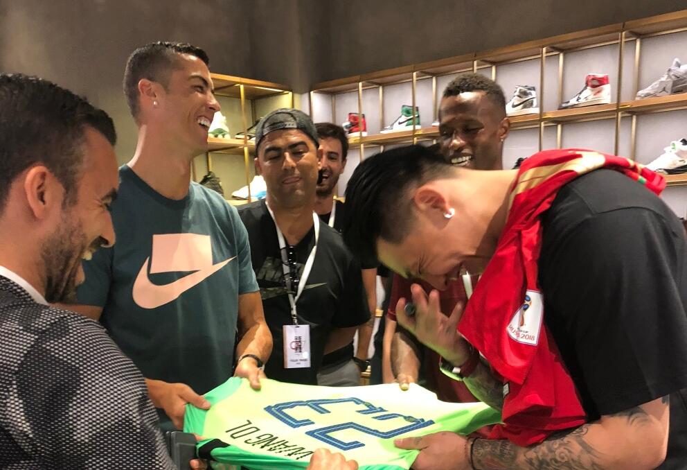 多图流:画风欢乐,王大雷与c罗交换签名球衣