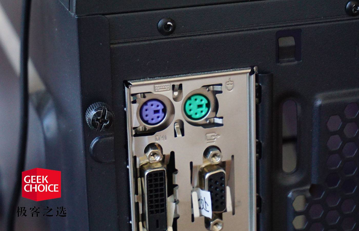 在劣势部分,ps/2 接口首当其冲的问题就是不支持热插拔,所以在开机