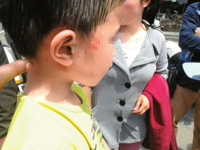 日下午,一段青年男子过肩摔小孩并踩孩子头部的视频在网络上广泛流传