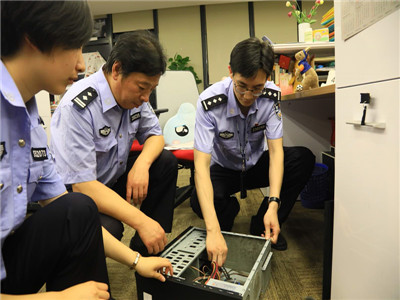 海关缉私警察对涉案公司进行搜查取证.衣晓东 摄