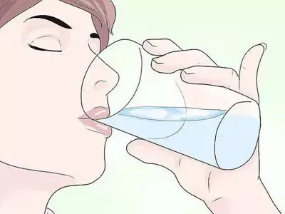 夏天喝水不能喝太快,要少量多次.