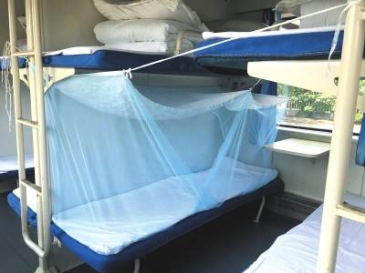 成昆铁路水害致26趟列车散停成都周边 探访列车守车人