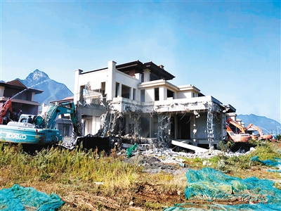 秦岭北麓违建别墅正在被拆除 通讯员田磊 田森 摄