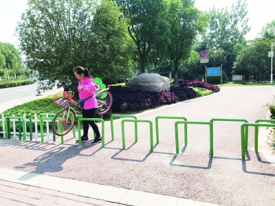 墨水湖公园自行车道出口为何装栏杆管理方为了阻止电动车入园