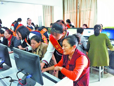 "00后"开班教社区老人上网